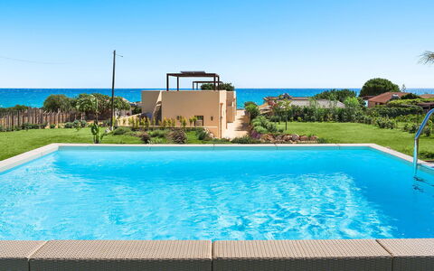 Villa Paprika: Azul, Piscina, Material Compuesto, Ocio, Recurso, Sombra, Diseño, Mueble Para Exteriores, Eco Hotel, Césped Artificial