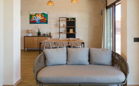Villa Paprika: Mueble, Diseño De Interiores, Madera, Sofá, Suelo, Piso, Casa, Sala, Arrojar La Almohada, Amortiguar