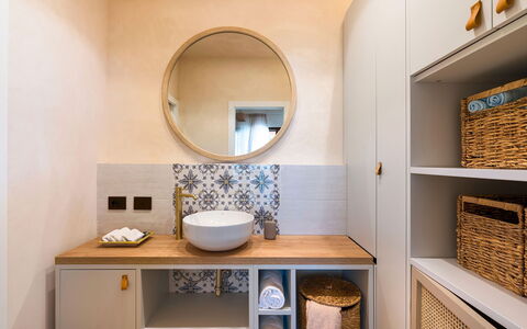 Villa Paprika: Diseño De Interiores, Piso, Arreglo De Tubería, Mueble De Baño, Suelo, Baño, Gabinetes, Lavabo Del Baño, Casa, Mueble