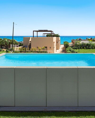 Villa Paprika: Piscina, Material Compuesto, Jardín, Ocio, Sombra, Paisajismo, Césped Artificial, Patio Interior, Diseño, Yarda