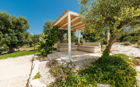 Villa Riva: Arbusto, Jardín, Sombra, Estructura Al Aire Libre, Paisajismo, Kiosko, Mueble Para Exteriores, Patio Interior, Diseño, Pérgola
