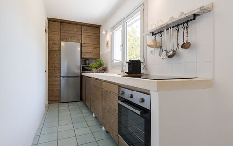 Villa Riva: Mostrador, Cocina, Gabinetes, Aparato De Cocina, Piso, Mueble, Madera, Diseño De Interiores, Electrodoméstico, Suelo