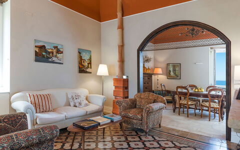 Villa Milo: Mueble, Diseño De Interiores, Pared, Piso, Suelo, Madera, Techo, Habitación, Sofá, Sala