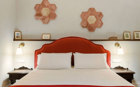Villa Milo: Pared, Diseño De Interiores, Habitación, Madera, Mueble, Sábana, Lecho, Encendiendo, Cama, Naranja