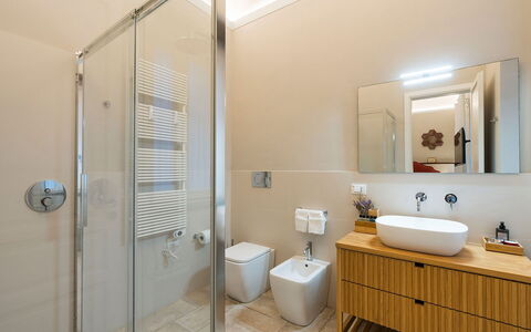 Villa Milo: Baño, Piso, Diseño De Interiores, Arreglo De Tubería, Suelo, Lavabo Del Baño, Lavabo, Grifo, Techo, Espejo