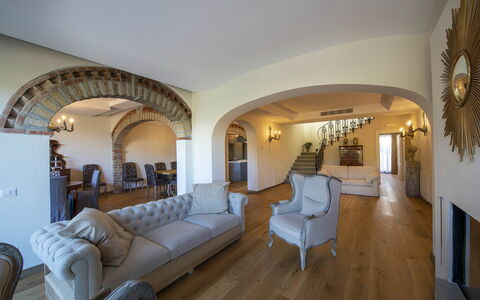 Villa Serena: Mueble, Diseño De Interiores, Piso, Sofá, Madera, Suelo, Techo, Habitación, Encendiendo, Sala