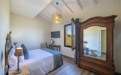 Villa Serena: Madera, Mueble, Diseño De Interiores, Habitación, Encendiendo, Casa, Suelo, Habitación, Cama, Departamento