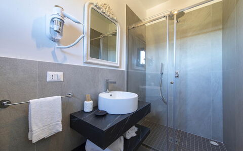 Villa Serena: Diseño De Interiores, Piso, Arreglo De Tubería, Suelo, Mueble, Baño, Encendiendo, Grifo, Habitación, Lavabo