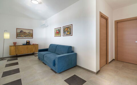 Villa Lily: Mueble, Diseño De Interiores, Piso, Suelo, Pared, Sofá, Madera, Techo, Habitación, Sala