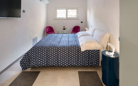 Villa Lily: Diseño De Interiores, Mueble, Suelo, Piso, Habitación, Techo, Habitación, Cama, Encendiendo, Sábana