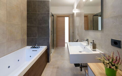 Villa Lily: Baño, Piso, Arreglo De Tubería, Pared, Diseño De Interiores, Suelo, Lavabo, Grifo, Lavabo Del Baño, Bañera