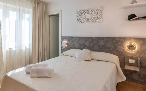 Villa Pietraluna: Diseño De Interiores, Habitación, Cama, Suelo, Piso, Sábana, Mueble, Lecho, Madera, Techo