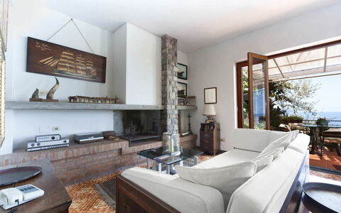 Villa Mary: Mueble, Pared, Madera, Diseño De Interiores, Piso, Sala, Suelo, Sofá, Habitación, Casa