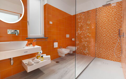 Villa del Cantone: Piso, Diseño De Interiores, Naranja, Arreglo De Tubería, Suelo, Baño, Loseta, Plomería, Grifo, Lavabo