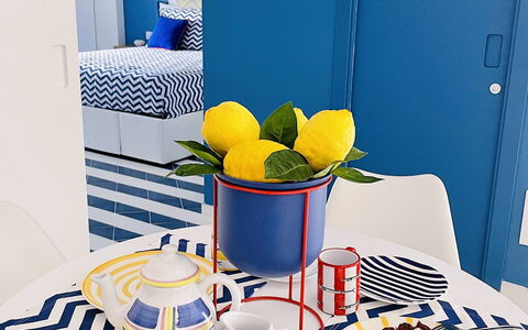 Nole 1: Azul, Mueble, Diseño De Interiores, Mesa, Vajilla, Comedor, Silla, Habitación, Vajilla, Porcelana