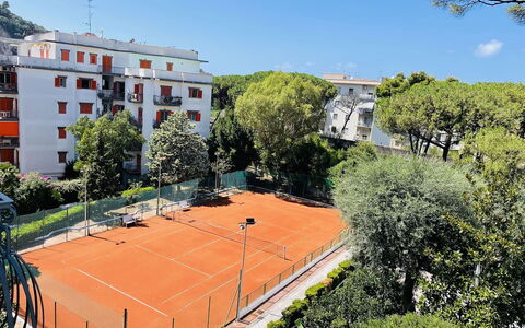 Nole 1: Árbol, Barrio Residencial, Pista De Tenis, Barrio, Departamento, Diseño Urbano, Condominio, Tenis, Suburbio