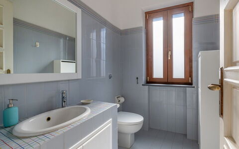 Villa Ava: Baño, Lavabo Del Baño, Arreglo De Tubería, Lavabo, Piso, Suelo, Diseño De Interiores, Grifo, Plomería, Baño
