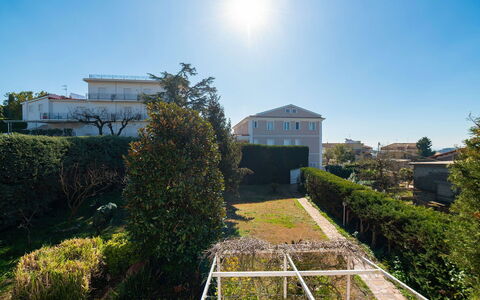 Villa Ava: Cielo, Azul, Tiempo De Día, Barrio Residencial, Arbusto, Casa, Casa, Techo, Inmuebles, Cobertura