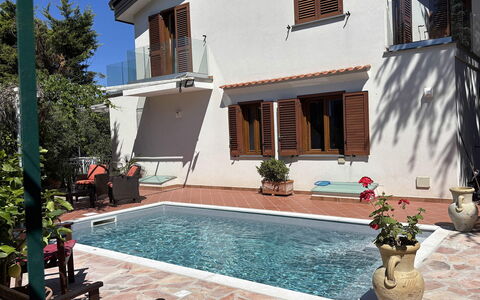 Villa Ava: Piscina, Material Compuesto, Recurso, Maceta, Planta De Casa, Sombra, Eco Hotel, Balcón, Mueble Para Exteriores, Loseta