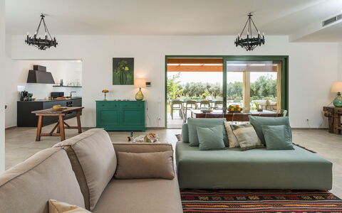 Villa Clemente: Mueble, Diseño De Interiores, Piso, Sofá, Madera, Mesa, Suelo, Sala, Habitación, Silla