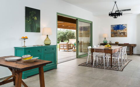 Villa Clemente: Mueble, Piso, Diseño De Interiores, Suelo, Mesa, Silla, Madera, Cocina Y Comedor Mesa, Habitación, Comedor
