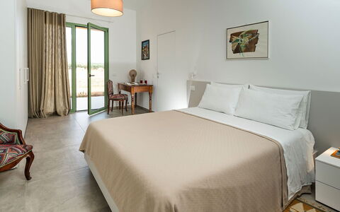 Villa Clemente: Mueble, Pared, Madera, Piso, Diseño De Interiores, Suelo, Cama, Habitación, Mesa, Casa