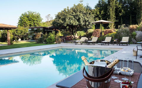 Villa Monte Serra: Piscina, Mueble Para Exteriores, Recurso, Paraguas, Mueble, Sunlounger, Eco Hotel, Sombra, Ocio