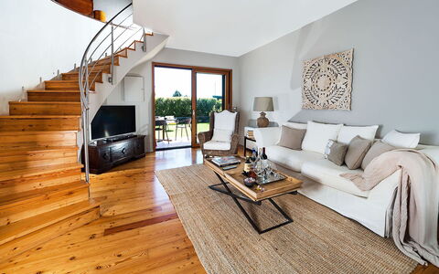 Villa Monte Serra: Piso, Madera, Mueble, Diseño De Interiores, Suelos De Madera, Suelo, Casa, Sala, Silla, Madera Dura