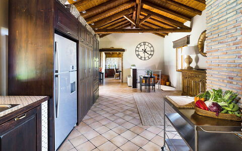 Villa Monte Serra: Mueble, Diseño De Interiores, Piso, Suelo, Madera, Techo, Cocina, Mesa, Silla, Casa