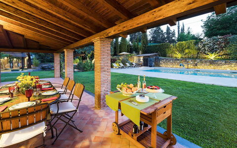 Villa Monte Serra: Mueble, Mesa, Piscina, Recurso, Silla, Diseño De Interiores, Cocina Y Comedor Mesa, Eco Hotel, Mueble Para Exteriores, Jardín