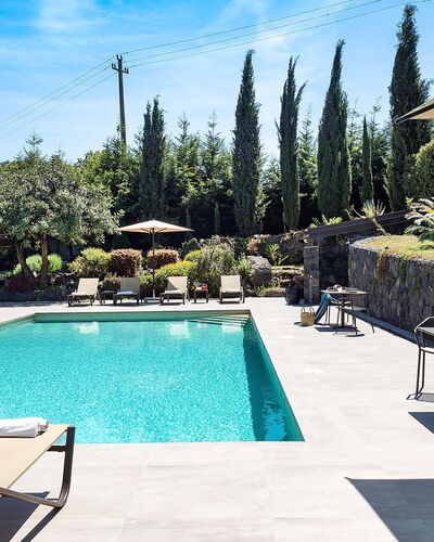 Villa Monte Serra: Piscina, Mueble Para Exteriores, Recurso, Sombra, Eco Hotel, Mueble, Material Compuesto, Paraguas, Losa, Ocio