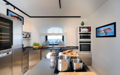 Villa Pozzillo: Mueble, Cocina, Diseño De Interiores, Aparato De Cocina, Mostrador, Techo, Lámpara, Piso, Electrodoméstico, Encendiendo