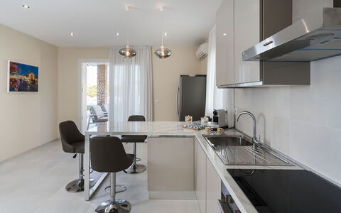 Villa Agorà: Mueble, Cocina, Mostrador, Diseño De Interiores, Piso, Lámpara, Gabinetes, Aparato De Cocina, Suelo, Techo