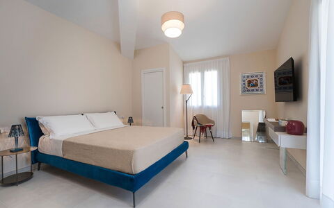 Villa Agorà: Mueble, Diseño De Interiores, Cama, Piso, Habitación, Suelo, Textil, Habitación, Techo, Sábana