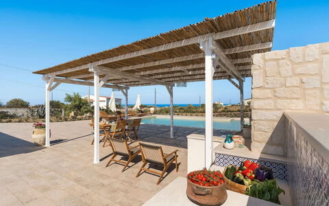 Villa Camporeale: Mueble, Mueble Para Exteriores, Material Compuesto, Silla, Sombra, Estructura Al Aire Libre, Patio, Pérgola, Recurso, Piscina