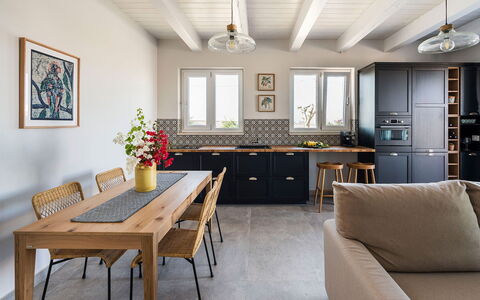 Villa Camporeale: Mueble, Diseño De Interiores, Piso, Mesa, Madera, Silla, Cocina Y Comedor Mesa, Techo, Suelo, Comedor