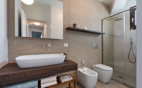 Villa Camporeale: Baño, Diseño De Interiores, Piso, Arreglo De Tubería, Suelo, Pared, Lavabo Del Baño, Lavabo, Espejo, Madera