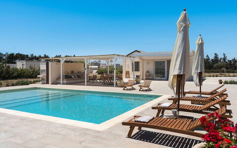 Villa Camporeale: Piscina, Material Compuesto, Recurso, Sombra, Paraguas, Inmuebles, Mueble Para Exteriores, Losa, Villa, Estructura Al Aire Libre