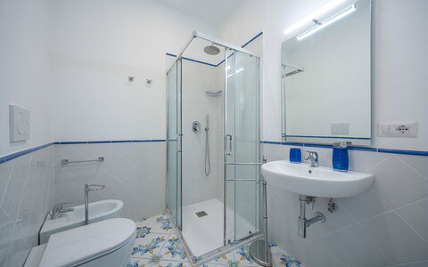 Maison Maiori: Arreglo De Tubería, Piso, Baño, Suelo, Diseño De Interiores, Lavabo, Grifo, Lavabo Del Baño, Techo, Plomería