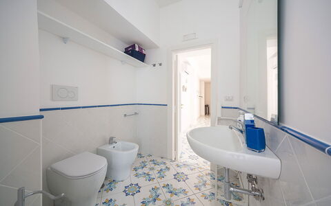 Maison Maiori: Piso, Suelo, Diseño De Interiores, Arreglo De Tubería, Loseta, Material Compuesto, Plomería, Baño, Grifo