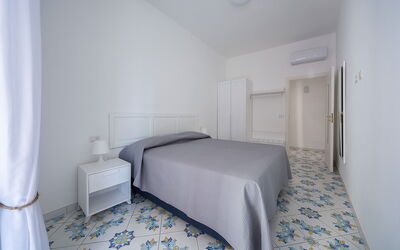 Maison Maiori: Piso, Suelo, Diseño De Interiores, Habitación, Techo, Departamento, Habitación, Loseta, Suelos De Madera