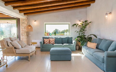 Villa del Sole: Mueble, Diseño De Interiores, Sofá, Piso, Mesa, Madera, Suelo, Sala, Silla, Habitación
