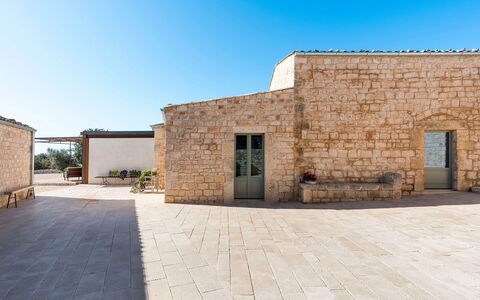 Villa del Sole: Cielo, Pared, Arquitectura, Material Compuesto, Ladrillo, Hormigón, Enladrillado, Sombra, Loseta