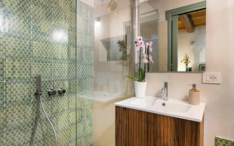 Villa del Sole: Baño, Diseño De Interiores, Arreglo De Tubería, Piso, Suelo, Mueble De Baño, Lavabo, Grifo, Lavabo Del Baño, Loseta