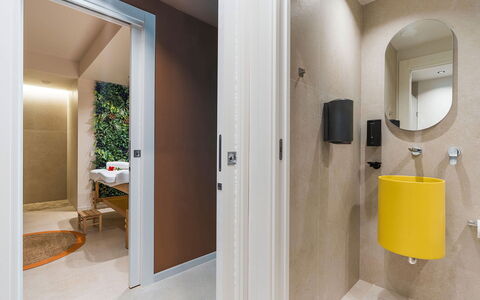 Villa Cornino: Pared, Piso, Diseño De Interiores, Suelo, Arreglo De Tubería, Madera, Baño, Baño, Asiento Del Baño, Plomería