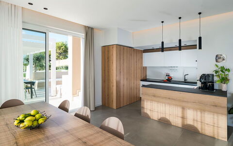 Villa Cornino: Mueble, Cocina, Diseño De Interiores, Mostrador, Piso, Gabinetes, Suelo, Madera, Techo, Casa