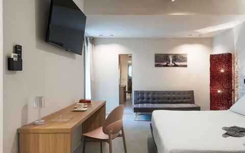 Villa Cornino: Pared, Diseño De Interiores, Habitación, Cama, Piso, Suelo, Mueble, Sábana, Habitación, Techo