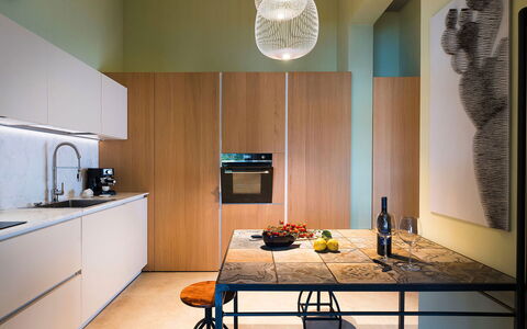 Villa Monica: Mueble, Diseño De Interiores, Cocina, Piso, Mostrador, Suelo, Madera, Aparato De Cocina, Lámpara, Casa