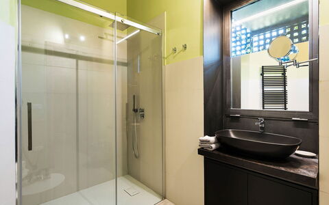 Villa Monica: Baño, Arreglo De Tubería, Diseño De Interiores, Piso, Pared, Suelo, Grifo, Mueble De Baño, Lavabo Del Baño, Plomería
