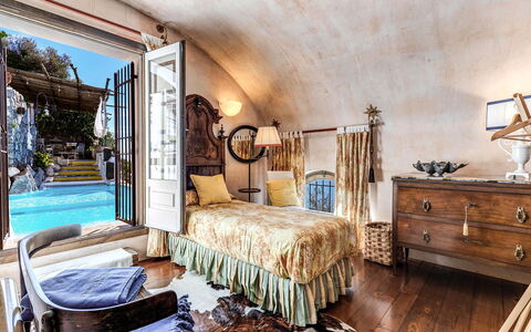 Villa Madonna di Costantinopoli: Mueble, Habitación, Diseño De Interiores, Suelo, Piso, Cama, Lecho, Sábana, Marco De La Cama, Linos